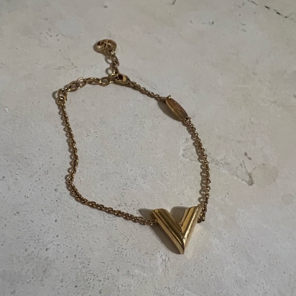 Louis Vuitton • Essential V Gold Bracelet - Picture 2 of 4